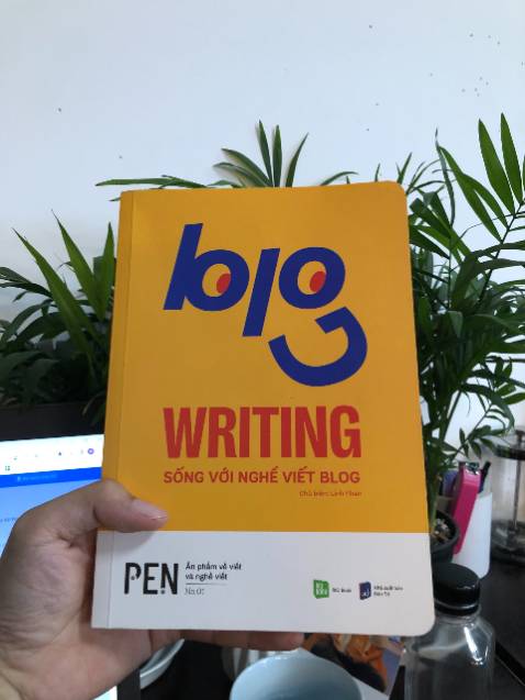 Mình không phải dân blog, mình mua để tìm hiểu phục vụ cho công việc cá nhân. Mình rất khuyến khích mọi người tìm hiểu về blog vì nó có thể support cho rất nhiều ngành nghề từ giáo viên, kỹ sư, IT, merketing.... chứ không phải chỉ blogger. 

Cảm ơn dàn tác giả đã làm ra cuốn sách này 👍🏼 cuốn sách đầy đủ các thông tin mình cần và thiết kế cũng bắt mắt, dễ đọc nữa
