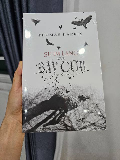 Dù đã chuẩn bị tinh thần đây là thể loại kinh dị nhưng vẫn không khỏi rùng mình, ám ảnh trước các tình tiết. Mình mới chỉ đọc được gần 100 trang nhưng chắc không dám đọc tiếp. Sẽ hợp với các bạn gu mạnh, thần kinh cứng. 
Đơn này tiki giao nhanh, bọc sách cẩn thận. Sách còn seal, màu in, chất giấy đều tốt