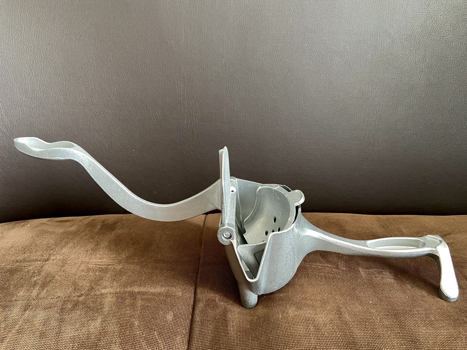 Thiết kế cồng kềnh, rườm rà và xấu xí. Chất liệu kim loại là một hỗn hợp nhiều tạp chất, thô sơ, chắc chắn không thể chứa thức ăn được.
Đặt miếng vĩ lọc nuớc trái cây bị lệch nên miếng ép trái cây không hoạt động được. Coi như quăng.
Đây là dụng cụ nhà bếp xấu xí và kém hiệu quả nhất Việt Nam thế giới. Không nên mua.