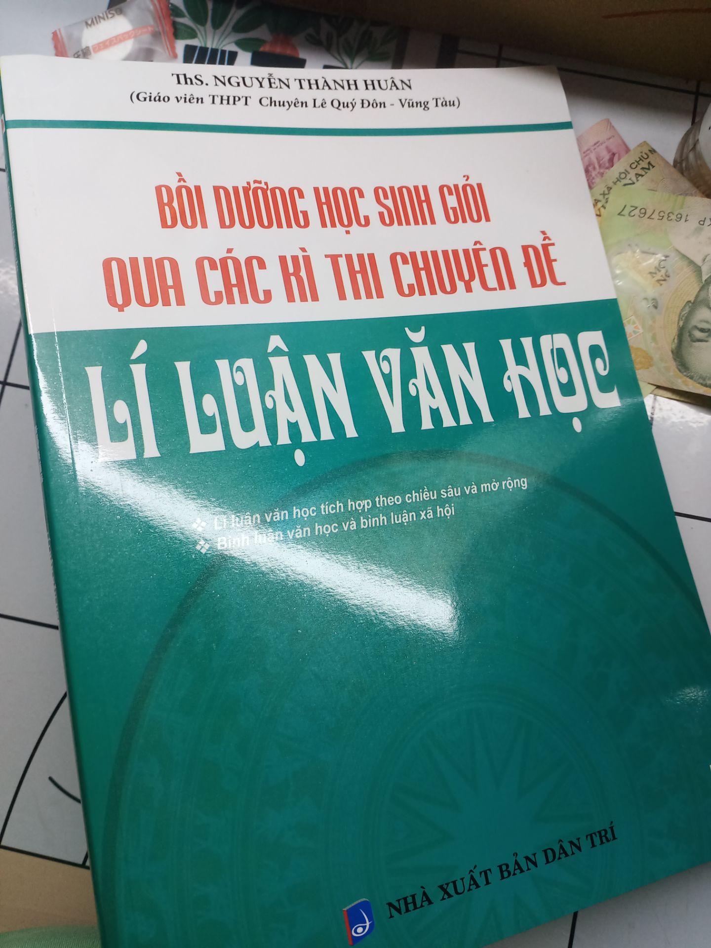 Sách giao tới bị móp sẵn ở hai góc đằng sau. Về hình thức bên ngoài trông cũng rất ổn, tuy nhiên chưa khơi được cảm hứng đọc lắm. Về bên trong thì chất giấy tạm ổn nhưng nội dung thì quá tuyệt vời. Trước khi thi hsg văn mình ôm mỗi cuốn này với mấy tài liệu trên lớp thôi mà vẫn đậu. Những bạn nào thi chuyên văn rất nên mua cuốn này, đừng tiếc tiền mà hãy mua đi không phí đâu rất hay đó. Ai đang phân vân có nên mua hay không thì cứ mua đi nhé không hối hận đâu các bài văn trong này bài nào cũng rất sâu sắc và thuyết phục, câu văn rõ ràng mà tinh tế vô cùng. Nhất định phải có trong kệ sách của mình nhé các bạn ❤