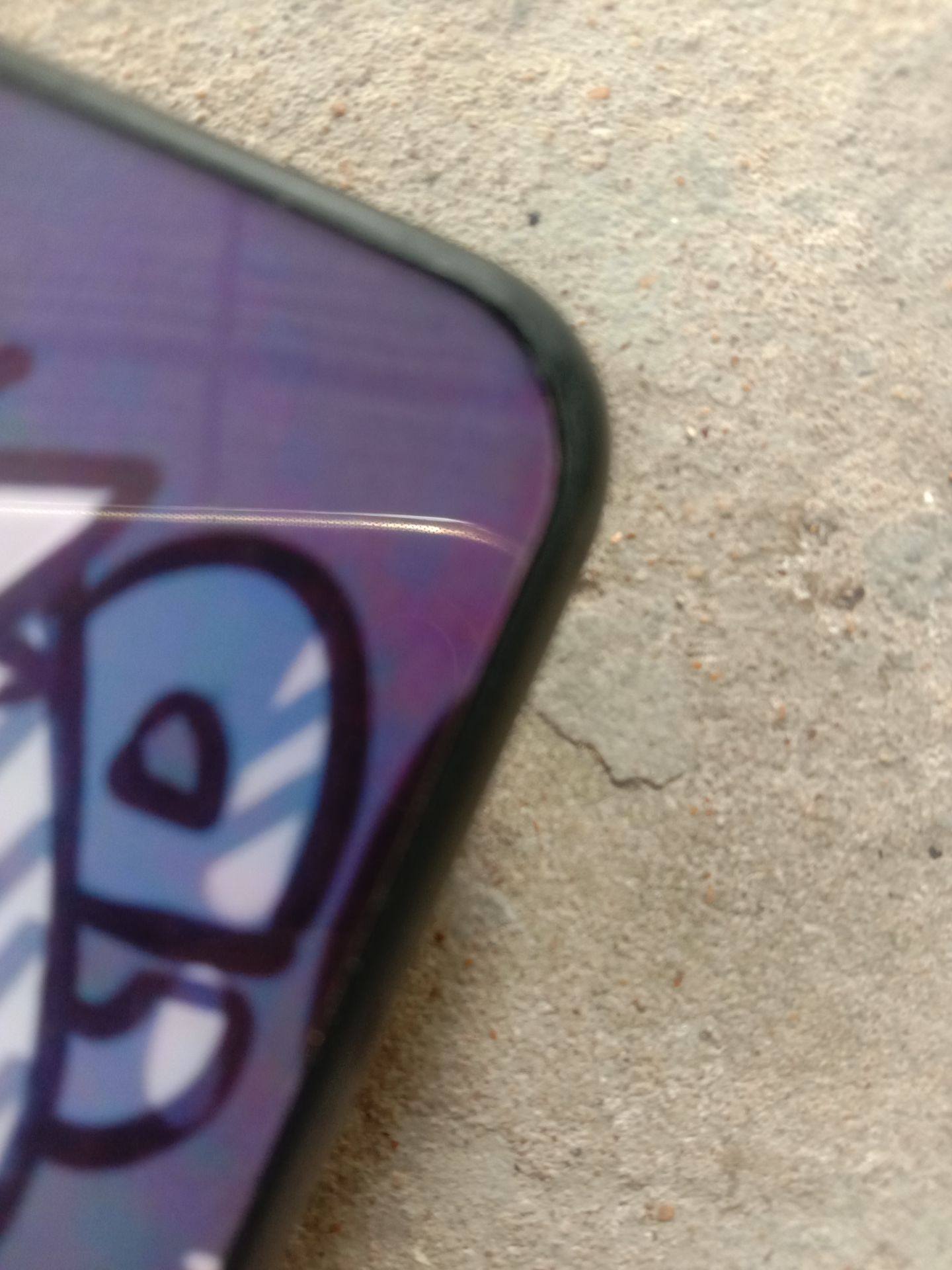 chất lượng sản phẩm tốt và hình ảnh đẹp nhưng còn 1 số góc ở cạnh vẫn còn hở thấy rõ. Mong nhà sản xuất lưu tâm đến vấn đề này. Nói chung là ok!!!!!