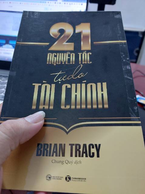 Trước hết về tác giả, mình thấy lạm dụng để ra quá nhiều sách. 1 chủ đề nhỏ cũng viết thành sách. Nhưng không bàn vấn đề đó tại đây.

Vấn đề thứ 2, không biết do tác giả hay dịch giả mà đã làm sai lệch Tựa sách và Nội dung.

Tựa đề là 21 Nguyên tắc tự do tài chính thì rất nên nội dung hướng dẫn cách quản lý tài chính, đằng này bên trong lại viết về những chủ đề phát triển bản thân.

Ở 1 góc nhìn khác, nếu Nội dung là phát triển bản thân thì Tựa đề nên đặt cho phù hợp, ví dụ 21 Nguyên tắc phát triển bản thân chẳng hạn.

Nói chung là quyển sách đặt sách về rồi nhưng không dùng tới, vì nội dung không khớp với Tựa đề.