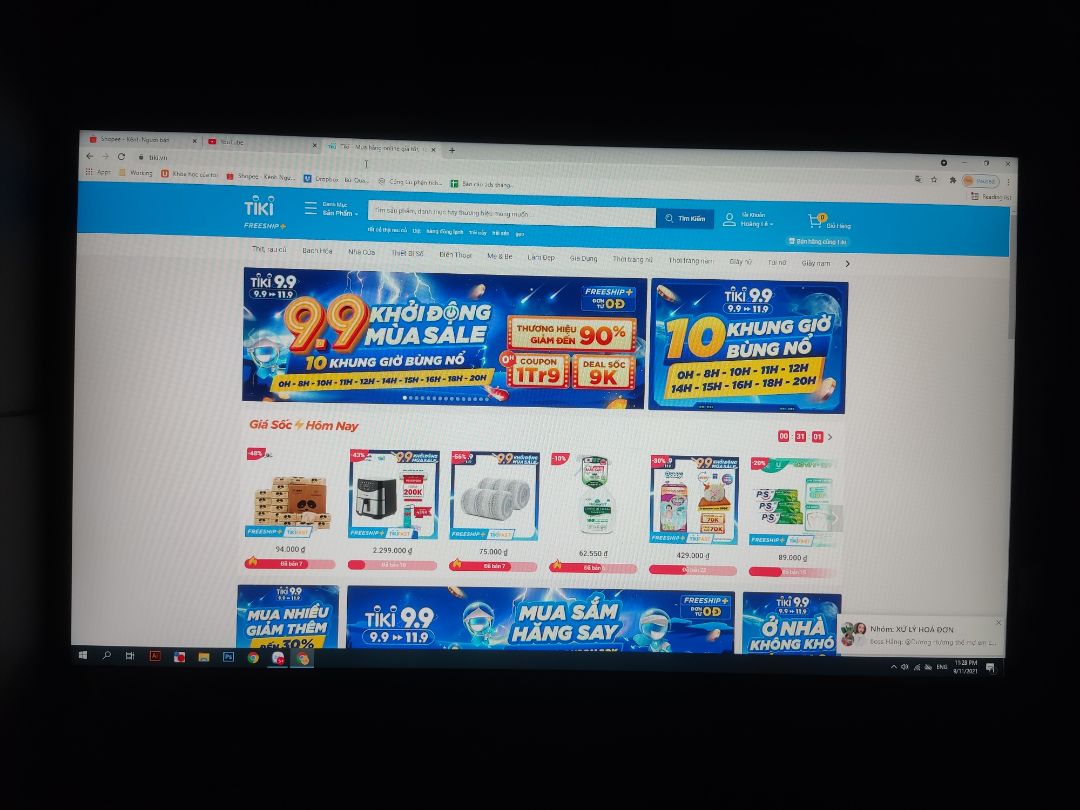 sản phẩm bị hở sáng ở viền màn hình. tôi đã gửi yên cầu đổi hàng đc 2 ngày nhưng tiki vẫn chưa phản hồi. 
Update sau 2 ngày mình phản hồi thì Tiki đã liên hệ và hỗ trợ đổi hàng. Màn hình sau khi đổi thì đã ok hơn, k còn hở sáng ở viền màn hình. Chất lượng chấp nhận đc so với sp trong tầm giá (2 ảnh cuối là ảnh màn sau khi đc đổi)