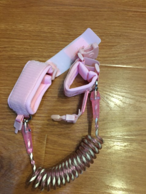 Dây đai có độ đàn hồi tốt, có phản quang, chống cắt. Vòng cổ tay được làm bằng vải mềm, có lớp lót, nên thoáng khí và rất êm. Một đầu có khoá an toàn, rất an tâm khi sử dụng