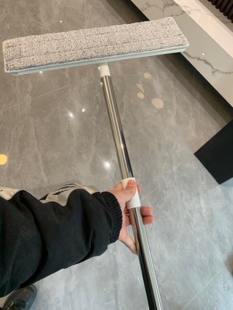 Trước đó đã mua 1 cây loại 40cm của shop nên giờ quay lại mua thêm thì thấy có cây 50cm nè, chỉ thêm 10k thôi mà cái bản lau cảm giác to gấp đôi á. Chất lượng thì khỏi bàn ròi vì chim ưng nên mới quay lại mua chớ hehe. Đợt trước thì được tặng kèm 1 chổi cọ tolet, đợt này mua được tặng thêm 1 bông lau thay thế, cái này mình thấy rất cần thiết và tiện, không phải mua thêm. Shop tâm lý dã man, mua cái gì cũm được tặng hết á. Chúc shop làm ăn phát đạt, phổ biến thương hiệu cũng như sản phẩm đến nhiều khách hàng hơn nữa nhé! Sản phẩm tốt nên được nhiều người biết đến hơn