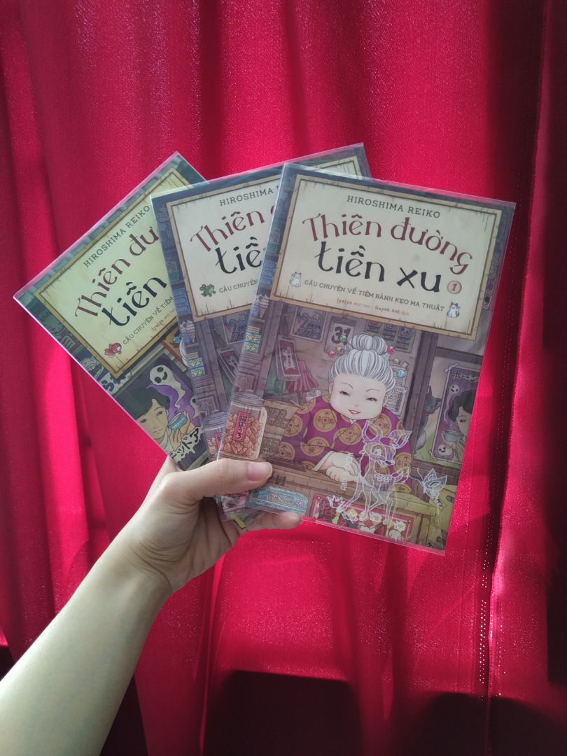 Hy vọng là Nhã Nam ko để drop bộ này. Truyện nhẹ nhàng, nội dung hài hước, thú vị với bà chủ bí ẩn cùng đủ loại bánh kẹo kì lạ, ma quái. Quyển ny khá mỏng, có nhiều trang vẽ minh hoạ dễ thương lắm nên đọc cái vèo là hết rồi. Đợi hoài chưa thấy full bộ nên quyết mua lun ?