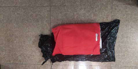 Bạt 1 lớp, mỏng, nhưng chất liệu có vẻ dai, che nửa xe bên trên, đủ dài che được cả nắp capo xe SUV. Ưu điểm: có vẻ nhẹ. Tôi mua với mục đích chủ yếu để che lá cây, nhựa cây rụng xuống xe nên Ok. NẾU MUA VỚI MỤC ĐÍCH CHỐNG NÓNG CHO XE THÌ CÓ LẼ KHÔNG CÓ TÁC DỤNG NHIỀU. Lưu ý: nếu xe chạy đường dài, nhất là chạy xe dưới trời nắng, nắp capo sẽ rất nóng thì khi dừng xe có lẽ không nên phủ bạt này lên phần nắp capo ngay. Tôi được miễn phí ship nên với giá 230k cũng tương đối ok. Giá khoảng 180k trở xuống thì sẽ hợp lý hơn.
Cập nhật sau 1 thời gian sử dụng. Phần mép bạt chỗ dây cài hơi dễ rách, chắc do chất liệu bạt hơi kém.