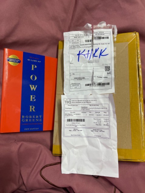 Tiki không có mục liên lạc với shop để báo khiếu nại. Hàng báo được giao thành công nhưng không ai gọi cho mình khi giao nên mình không biết mà nhận và kiểm. Đến hôm nay thấy có hàng mở ra thấy đặt mua 2 quyển (đã thanh toán thẻ) mà giao chỉ có 1 quyển sách.