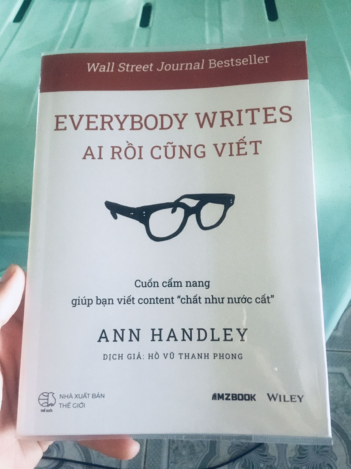 Rất ưng ý.

- tiki giao nhanh, trước hẹn 1 ngày
- freeship
- bọc sách bookcare rất đẹp
- chất lượng sách nhận được rất tốt, sách nguyên vẹn, đẹp.

Rất hài lòng về dịch vụ của tiki.

Về nội dung sách thì mình chưa đọc hết nên không bình luận trong review này.