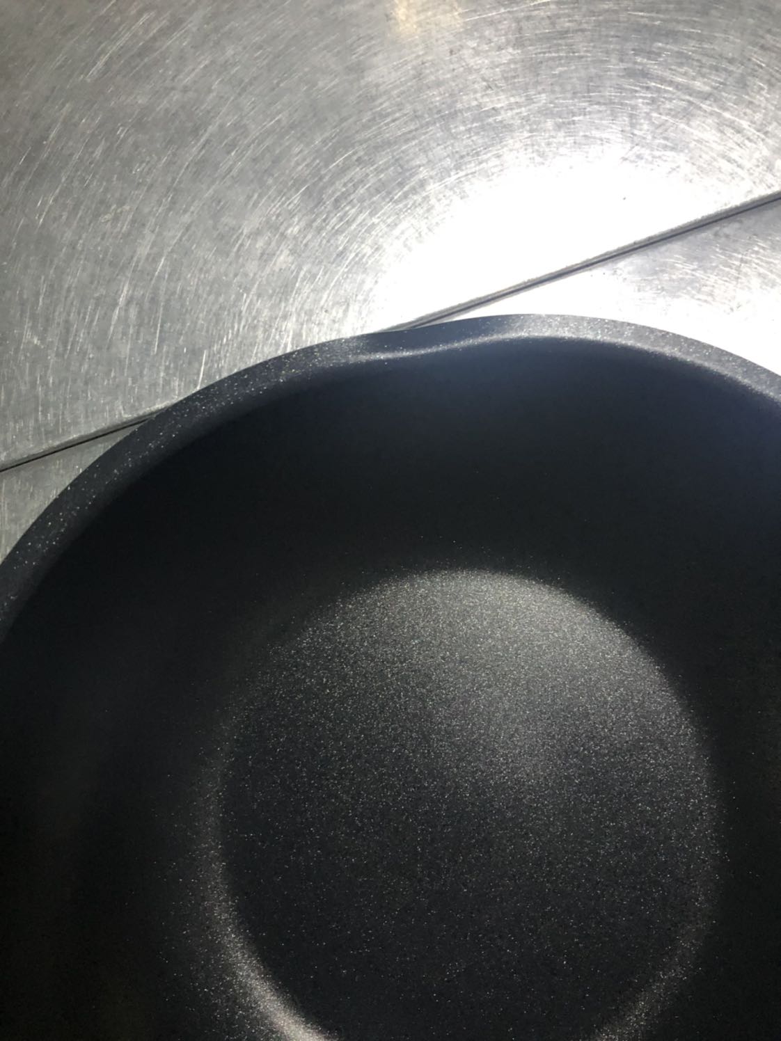 Lò nướng nguyên thùng mà khui ra trầy xước hết, đổi lại cái khác còn trầy hơn. Nhờ Tiki giải quyết thu hồi để hoàn tiền, mình còn mua sản phẩm khác, có việc sử dụng gấp, mà Tiki trả lời cho có lệ. Giao hàng lỗi cho mình 2 lần, giờ đổi trả hoàn tiền thì câu giờ, trả lời cho có rồi im luôn, bảo mình chờ, tầm 2 tuần hoặc hơn mới hoàn tiền cho mình được. Ngày nào cũng mất thời gian gọi lên *** Tiki nhờ giải quyết mà ko giải quyết được gì. Tốn tiền mua hàng, tốn thời gian chờ đợi, rồi tốn cước điện thoại để gọi *** nhờ giải quyết. Giờ tốn thêm 1 khoảng thời gian dài chờ mòn mỏi để được Tiki thu hồi sản phẩm và chờ hoàn tiền. Giờ muốn đặt mua sản phẩm khác để sử dụng cũng ko dám đặt, vì tiền chưa hoàn, lỡ mua cái khác mà Tiki ko chịu hoàn tiền, thành ra dư sản phẩm, mất luôn tiền. Chưa bao giờ mua hàng online đơn hàng tiền triệu mà bất an, bực bội và thất vọng như vậy...

Chảo tặng kèm thì móp hết trơn luôn...hình chụp do bị loá sáng nên nhìn đỡ hơn thực tế bên ngoài, góc chụp lúc thấy rõ trầy xước lúc ko...

Mọi người mua hàng nên cẩn thận nhé, bỏ tiền ra mua đồ nguyên thùng mà sản phẩm trầy như thế thì sao yên tâm dùng, Tiki giải quyết vấn đề hoàn tiền rất chậm chạp và vô trách nhiệm