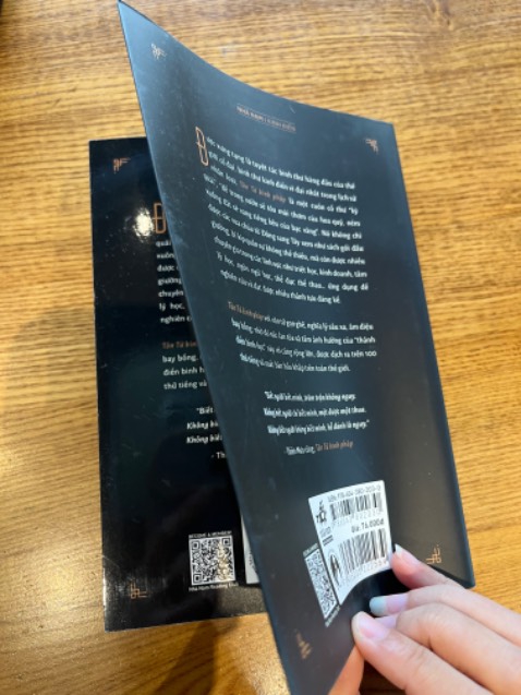 Mình mua sách Tiki Now, giao trong vòng 1h. Đáng chú ý là sách có 2 lớp bìa. Sách mới, đẹp. Mình rất hài lòng.