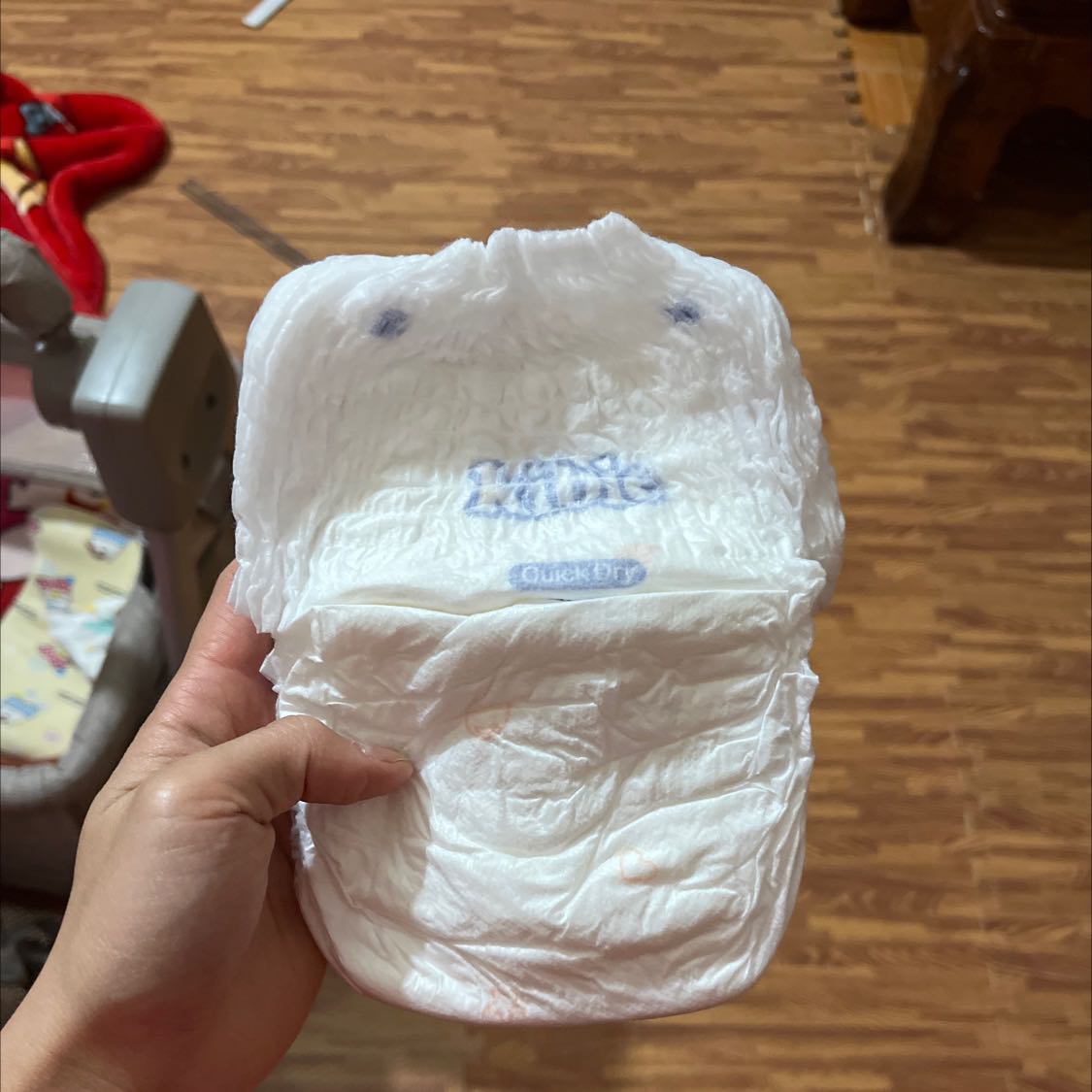 Khuyên mọi nên nâng size. Bé nhà mình 9kg mà dùng size L mà ôm và hằn mông nhé