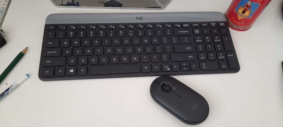 Bàn phím gõ rất thích tay không bị nhẹ như bàn phím laptop. Chuột lúc đầu cầm hơi nhỏ nhưng giờ quen cũng thích lắm luôn. nên mua