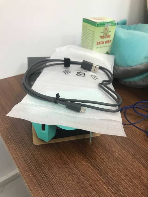 Chuột cũ có vẻ đã qua sử dụng, bóc ra không có box nhựa chỉ có 1 túi trắng sắp xếp rất lộn xộn, ốc vít bị tét rỉ, nhìn khá là tệ. Thấy nhiều người nhận xét cũng bị tương tự mà vẫn không có gì thay đổi, hy vọng tiki có biện pháp để bao vệ khách hàng. Mình đang rất muốn được hoàn tiền hoặc đổi trả sản phẩm này.