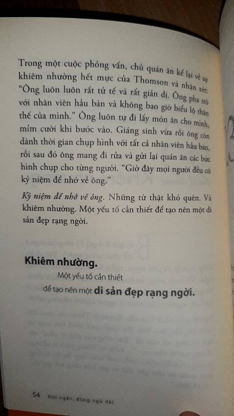Tạm đc 5/10. Sách chỉ để tham khảo, lời khuyên cũng hay. Nhưng quá chung chung (kiểu bạn nên làm gì, phải như thế này hay thế kia). Kiến thức để biết thêm về những người nổi tiếng và các câu trích dẫn lời nói của họ.
Thay vì vậy mình thấy mua những cuốn sách đi sâu vào vấn đề và nội tâm để hiểu bản thân, tìm động lực các tiềm năng,... Sẽ bổ ích nhiều hơn.