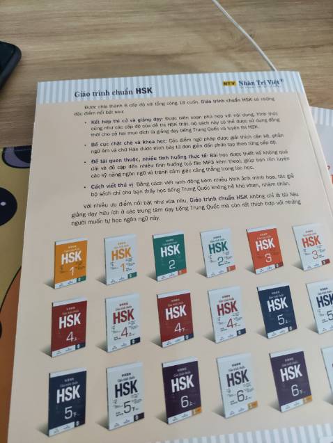 Sách màu, giấy đẹp. Ok