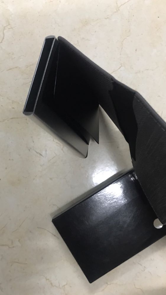 Sản phẩm cực ký hữu dụng. Mình mua về dùng thấy rất tốt. Hộp ví rộng để thoải mái thẻ luôn. Chắc được cả chục cái. Nhét thẻ vào có lẫy giữ rất chắc chắn luôn không sợ bị rớt. Lấy ra cũng đơn giản chỉ cần bật lẫy lấy ra là được rồi. Vỏ da cũng có ngăn để nhét tiền mặt và giấy tờ nữa. Sản phẩm tốt. Đáng mua.