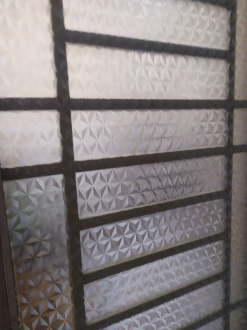 Shop gói hàng rất kỹ và cẩn thận, 2 đầu được bọc kín.
Mình đã tham khảo nhiều loại mà loại này đúng ý mình luôn. Che mờ, che tầm nhìn rất tốt, đảm bảo kín đáo riêng tư cho phòng nhưng vẫn hấp thu được ánh sáng ban ngày cho phòng đỡ tối. Mình sợ ko kín đáo thì sẽ dán cả mặt trong mặt ngoài, nhưng dán 1 mặt xong thấy đủ rồi 😂 Dán lên nhìn phòng trọ của mình sáng *** hơn hẳn.
Giấy dán chất lượng, giá cả cũng phải chăng. Mô tả sản phẩm là 1m2*3m nhưng mình thấy khổ giấy thực tế 2 chiều đều dư, chắc để tránh hao hụt khi dán đó mọi người.
Ai không chuyên nên xem youtube hướng dẫn trước khi dán nha.