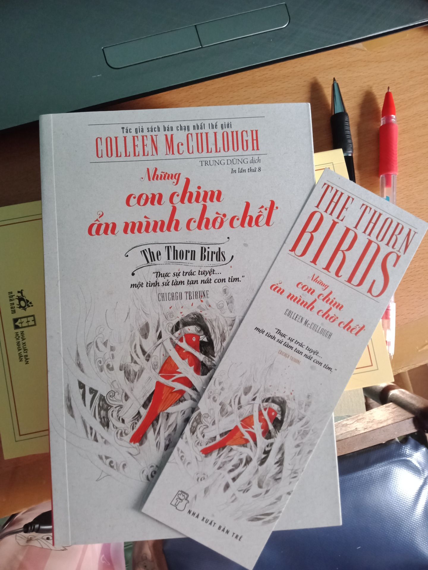 Nội thành HN nên tiki giao siêu nhanh, sách còn mới tinh, nguyên seal ạ. tác phẩm này mình nghe review nhiều nhưng chưa đọc, nay quyết định mua để đọc và cảm nhận xem tại sao mn lại thích như thế.