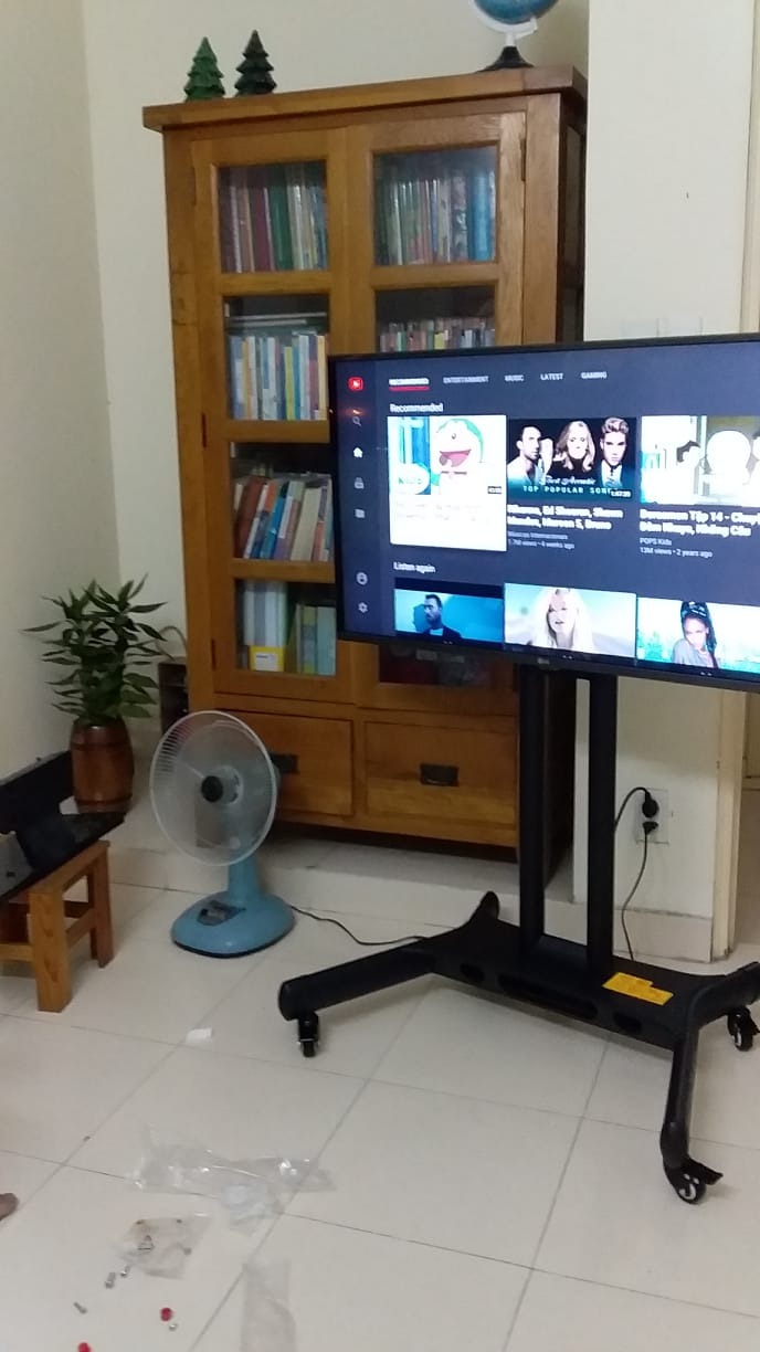 Thay vì mua thêm 1 tivi & một kệ nữa thì mình quyết định mua kệ di động này để đẩy đi các phòng. Kệ rất đẹp và chắc chắn, nhìn TV cũng sang hẳn. Rất đáng tiền, tiết kiệm được 1 khoảng + nhà cửa gọn gàng hơn.