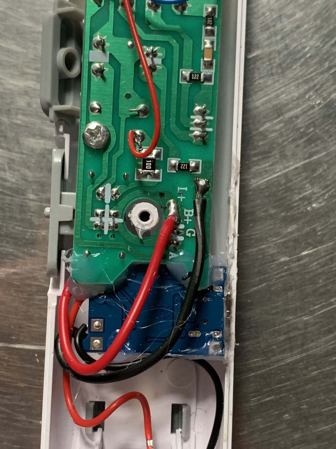 Vợt khá ok. Dùng cổng sạc Micro USB khá lỗi thời nên Ae nào biết chút về điện thì có thể mua thêm mạch sạc type C 15k về độ nữa là dùng chung sạc với điện thoại đời mới cho tiện. Tiện thể thay luôn 2 dây nguồn pin bằng dây to hơn sẽ thấy mạnh hơn kha khá, do dây của nhà sản xuất khá nhỏ.