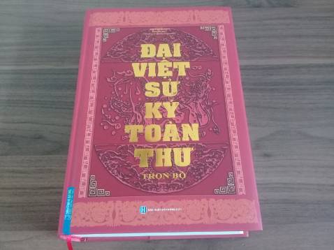 Vì là bộ quốc sử nổi tiếng nên nội dung ra sao thì còn tuỳ mục đích của người đọc, nếu là người yêu sử thì sách có cước chú cặn kẽ, rất tiện để tìm nguồn nghiên cứu thêm. Ngoài ra, khâu trình bày văn bản và thiết kế được làm rất tốt; gáy sách cũng vô cũng chắc chắn. Vì là bộ quốc sử nổi tiếng nên nội dung ra sao thì còn tuỳ mục đích của người đọc, nếu là người yêu sử thì sách có cước chú cặn kẽ, rất tiện để tìm nguồn nghiên cứu thêm. Ngoài ra, khâu trình bày văn bản và thiết kế được làm rất tốt; gáy sách cũng vô cũng chắc chắn.