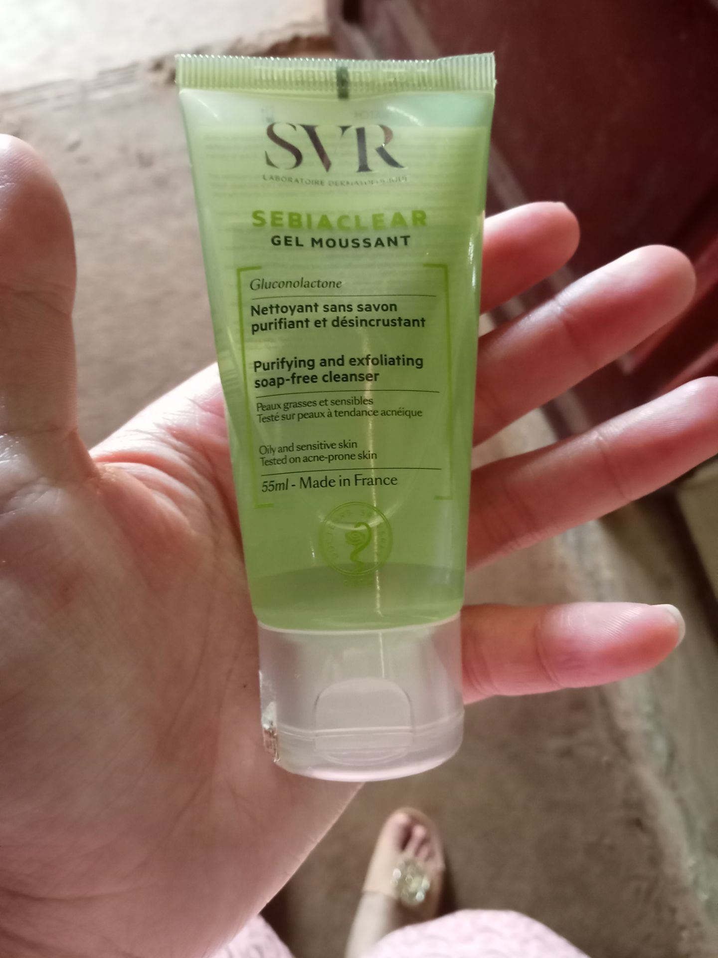 Sản phẩm dùng tốt, khi dùng tạo bọt nhẹ, rất dịu với da khô. Khi rửa xong thì có một lớp dầu trền da chắc là để dưỡng ẩm. Loại này dễ tạo bọt lắm nên chỉ cần lấy một lượng vừa đủ thôi. Mùi thì hơi lạ, khác với các loại sữa rửa mặt khác nó có mùi như mùi cỏ ấy khá dễ chịu. Vì mua size nhỏ để sài thử nên chai hơi bé có 55ml thôi, nhưng bù lại được cái sản phẩm rất tốt, sẽ mua size lớn hơn để sài.Anh chị shipper thì nhiệt tình chủ đáo chủ động thời gian giao hàng để đem lại sự tiện lợi cho khách. Điểm trừ là cách gói hàng, sản phẩm chỉ có một lớp nilon bọc ngoài và không có hộp, mình không tìm được NSX và HDD luôn bạn nào mua rồi mà thấy thì chỉ mình với. Mong rằng shop sẽ khắc phục những khuyết điểm trên, chúc shop luôn mua may bán đắt nha!!!