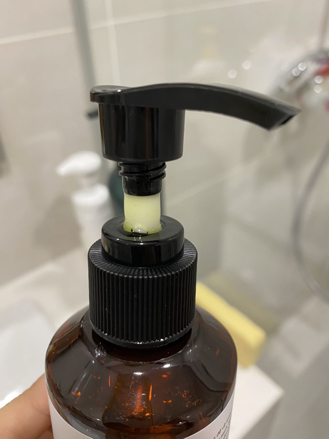 Ưu điểm: sản phẩm chất lượng vượt quá kỳ vọng. Lần đầu tiên sử dụng đã cảm thấy sự khác biệt, vượt trội hơn tất cả các sản phẩm nhập ngoại khác mình đã từng sử dụng qua. Mùi rất nhẹ nhàng, tự nhiên.

Khuyết điểm: vòi dễ bị chảy.

nói chung là giá thành xứng đáng với chất lượng. Mình mua được tặng kem 1 tuýp colagen. Rất hài lòng với chất lượng và dịch vụ. Sẽ mua lại