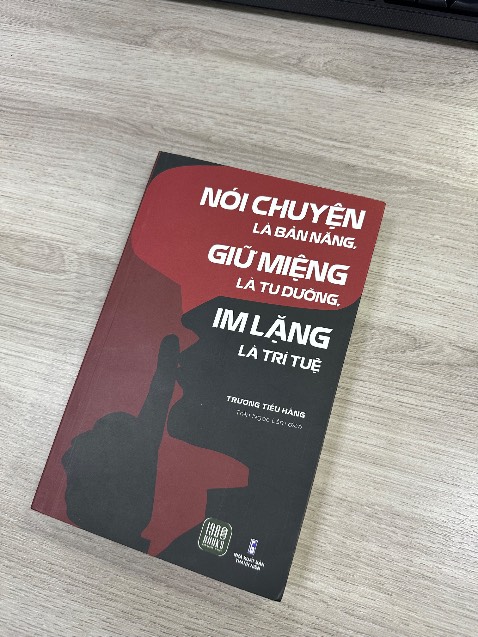 Theo cảm nhận của mình thì mình thấy sách có vài ví dụ vô duyên và định kiến giới về việc giao tiếp. Ví dụ như nói con gái không biết nấu ăn thì sao mà lấy chồng được. Hơi đáng tiếc ở chỗ đó.