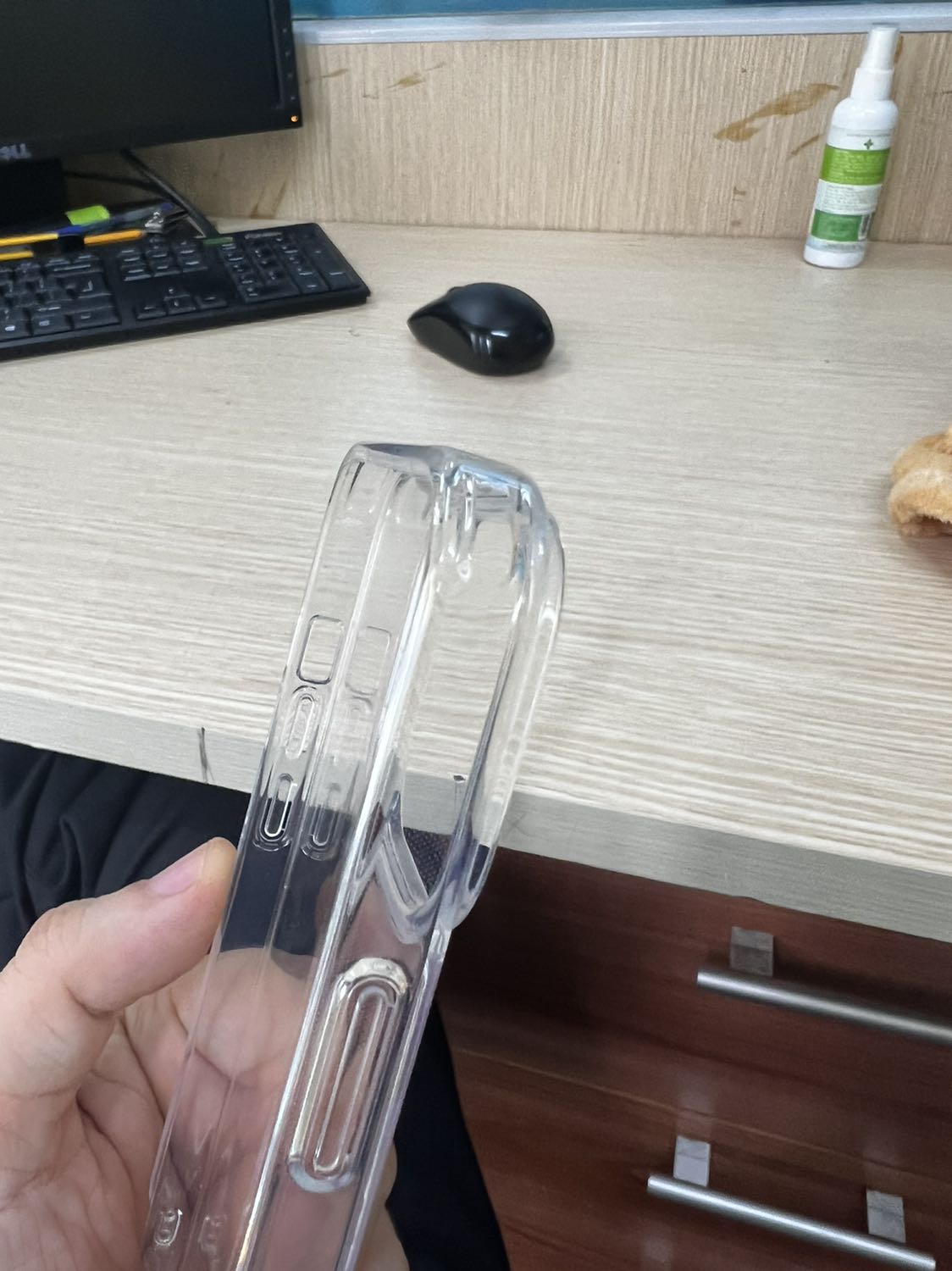 Shop giao ko đúng hàng, ko phải ốp memumi. Hàng này có mà dày 3mm chứ mỏng ở đâu. Cái loại này tôi dùng rồi 1 tuần lại ố viền. Chọn cái memumi viền cứng để ko ố, lại giao cho loại này. Shop làm ăn thế này mất điểm, ngang *** đảo.