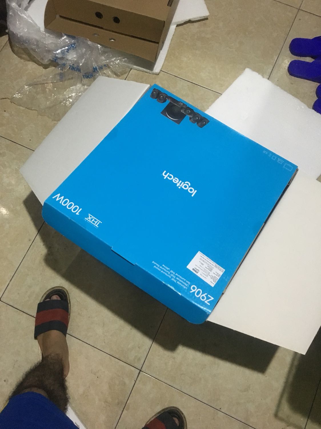 Đặt hàng 19h tối hôm trc 10h30 trưa hôm sau nhận đc hàng luôn. Quá nhanh quá nguy hiểm, tiki đóng gói bảo quản rất là ok... Ngồi hí hoáy tiếng đồng hồ mới sắp sếp từng vị trí loa một sao cho hợp lý, cuối cùng là *** nghe phê *** lồi. Đắn đo suốt 6 tháng rồi mới giám mua đấy ^.^ Đáng đồng tiền lắm, cho tiki 5 sao về độ quá nhanh quá nguy hiểm ???