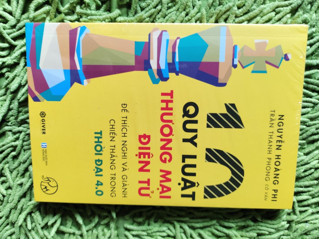 Mình sẽ review cả bộ sách ở đây luôn nhé. Rất cảm ơn NXB và các tác giả đã tạo ra bộ sách giá trị này.
Các bạn nên đọc bộ này theo thứ tự 
1. Sức mạnh của TMĐT: đây là cuốn viết sâu về cách tư duy đúng để bắt đầu xây dựng và phát triển thương hiệu khi làm TMĐT. Nội dung rất hay, tác giả viết rất chân thành. Tuy nhiên, đọc cuốn này để hiểu về cách suy nghĩ thôi chứ áp dụng vào thực tế bán hàng tại Việt Nam thì sẽ cần nghiên cứu thêm thông tin khác cho phù hợp, bản thân việc bán hàng trên Amazon và đăng ký nhãn hiệu ở Mỹ cũng tốn kém chi phí hơn rất nhiều so với bán qua Shopee, Lazada, Tiki ở VN. Sức mua bên đó cũng lớn hơn nên nhập hàng sx từ VN, TQ tạo ra tỷ suất lợi nhuận rất lớn. Bán ở VN thì khó khăn, bèo nhèo hơn rất nhiều các bạn ạ, chẳng có Kichstarter hay nhà đầu tư gieo cấy, thiên thần đâu, chuyện bán lại shop hay thương hiệu cũng khó vô cùng. Nhưng tư duy của tác giả là vô cùng phù hợp, 1 marketer, brand builder đúng nghĩa.
2. Trên lưng khổng tượng: cuốn này là cầm tay chỉ việc nè, khá chi tiết. Đọc sách này có thể cảm nhận được anh Phong là người chân thành thế nào. Sách này cũng phù hợp hơn cho những cá nhân bán hàng ít lúa, ít kinh nghiệm, mong giảm bớt rủi ro khi bắt đầu, tránh đổ nợ. Đi rất đúng tinh thần khởi nghiệp tinh gọn. Tất nhiên là vẫn có ít nhiều khuyết điểm nhưng tìm được tác giả viết chân thành, không giấu nghề như này hiếm lắm. Mình rất quý anh Phong từ 3 năm trước khi đọc cuốn Khởi nghiệp bán lẻ, lúc đó mình bắt đầu khởi nghiệp siêu nhỏ với sp đầu tiên.
3. 10 quy luật TMĐT: cuốn này mục lục nội dung rất tốt nhưng đọc vào chi tiết Thất Vọng Vô Cùng. Đây là tâm sự thật của 1 đọc giả thật sự cần kiến thức hữu ích để khởi nghiệp TMĐT. Sách này không viết cho cá nhân khởi nghiệp ít vốn đọc mà viết cho chủ doanh nghiệp nhiều lúa. Sao thế? Tình huống dẫn chứng toàn là Apple, Samsung, Xiaomi,... Sao tác giả không dành thời gian trao đổi với anh Nam, chị Linh chủ shop lớn người Việt đang thành công trên sàn XYZ, khởi nghiệp với chỉ vài chục triệu, làn mò học hỏi, tìm cách áp dụng 10 quy luật này như nào để anh chị em độc giả nhìn vào mà học hỏi. 10 quy luật rất đúng nhưng chi tiết phân tích này là của 1 người làm báo về kinh doanh, công nghệ ngồi đọc thông tin thứ cấp trên internet, báo mạng, tổng hợp lại theo kiến thức cá nhân. Nó như là tạp chí chuyên ngành, không phải 1 cuốn sách hướng dẫn tư duy, triển khai như tinh thần của bộ sách này. Cũng không bám sát vào 3 sàn TMĐT lớn nhất VN mà lan man nói về FB, mạng xã hội. Cuốn của anh Phong đã phân tích rồi, mạng xã hội chỉ mang tính hỗ trợ xây dựng hình ảnh và kéo traffic, không phải nên chốt đơn kiếm lúa chủ lực đâu, trừ khi làm sp có tỷ suất lợi nhuận cao, có tiền đầu tư xây dựng thương hiệu, hình ảnh như làm thời trang cao cấp chẳng hạn. 3 năm trước mình và các bạn cùng lứa khởi nghiệp mạng xã hội bán còn ổn ổn, giờ thì không nhé, nó là nơi đốt tiền để làm branding, kéo traffic. Cuốn này nên được viết với tinh thần 1 doanh nhân đi trước nhiều kinh nghiệm, chia sẻ kiến thức trải nghiệm thực tiễn cho thế hệ trẻ như 2 cuốn trên chứ đừng chung chung như thế. Bạn nào bảo chiến lược thì chung chung là chưa đọc sách chiến lược đủ nhiều, hãy tham khảo bộ Strategyzer thử. Ơ sao chê nhiều mà cho 5 sao. Mình trân trọng công sức của  đội ngũ The Giver và tác giả. Hy vọng cuốn này sẽ được viết lại cho người bán VN ít vốn đọc.
4. Cuốn tổng quan sàn TMĐT: nội dung cuốn này không mới nhưng sẽ tiết kiệm thời gian tra google của bạn khi tìm hiểu 3 sàn. Mình đã mất 2 tuần tự học chi tiết về sàn SP trên google nên nếu đọc cuốn này sớm hơn sẽ đỡ khổ. Lý do mình mua cuốn này là vì khóa học nhập hàng TQ, khoá học dạng này bên ngoài bán đắt lắm, được tặng kèm sách nên mình rất vui. Bìa cuốn này có bị lỗi gập giấy, tưa giấy 1 2 trang nhưng không ảnh hưởng nội dung nên không sao.
Mình muốn gửi lời cảm ơn chân thành tới tất cả mọi người vì đã tạo ra bộ sách này  vào thời điểm mình khó khăn nhất trong cuộc sống, bắt buộc phải trau dồi kiến thức về TMĐT để tránh thất bại lần này. Nếu không thành công tài khoản ngân hàng của mình sẽ về 0 và buộc phải đi làm thuê lại. Đó sẽ là thất bại đau buồn nhất trong cuộc sống của mình. Dù 3 năm qua khởi nghiệp thiếu sót nhưng vì bám theo tinh thần khởi nghiệp tinh gọn nên sau dịch mình chưa tới nổi phá sản, nợ nần. Hy vọng trời không phụ lòng người, mình không muốn quay lại chuỗi ngày làm thuê buồn tủi, năm nay mình 27 tuổi rồi, mong có được thành công lần đầu.