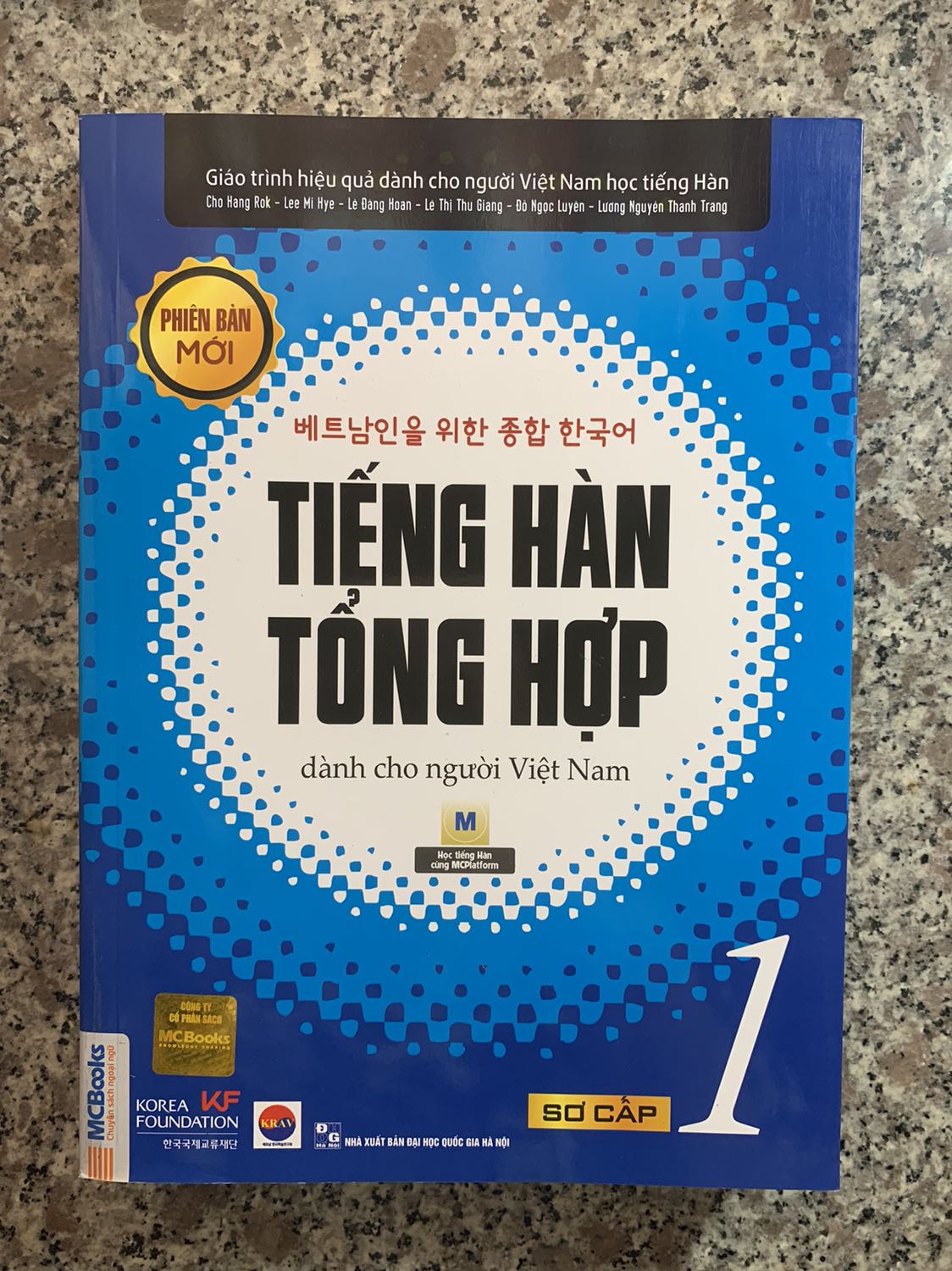 Giao hàng nhanh, sách in đẹp, gốc sách bị như hình nhưng không sao, lần đầu mua tiki nên hơi sốc vs cách đóng gói hàng bên đây ạ. Giao hàng nhanh, sách in đẹp, gốc sách bị như hình nhưng không sao, lần đầu mua tiki nên hơi sốc vs cách đóng gói hàng bên đây ạ.