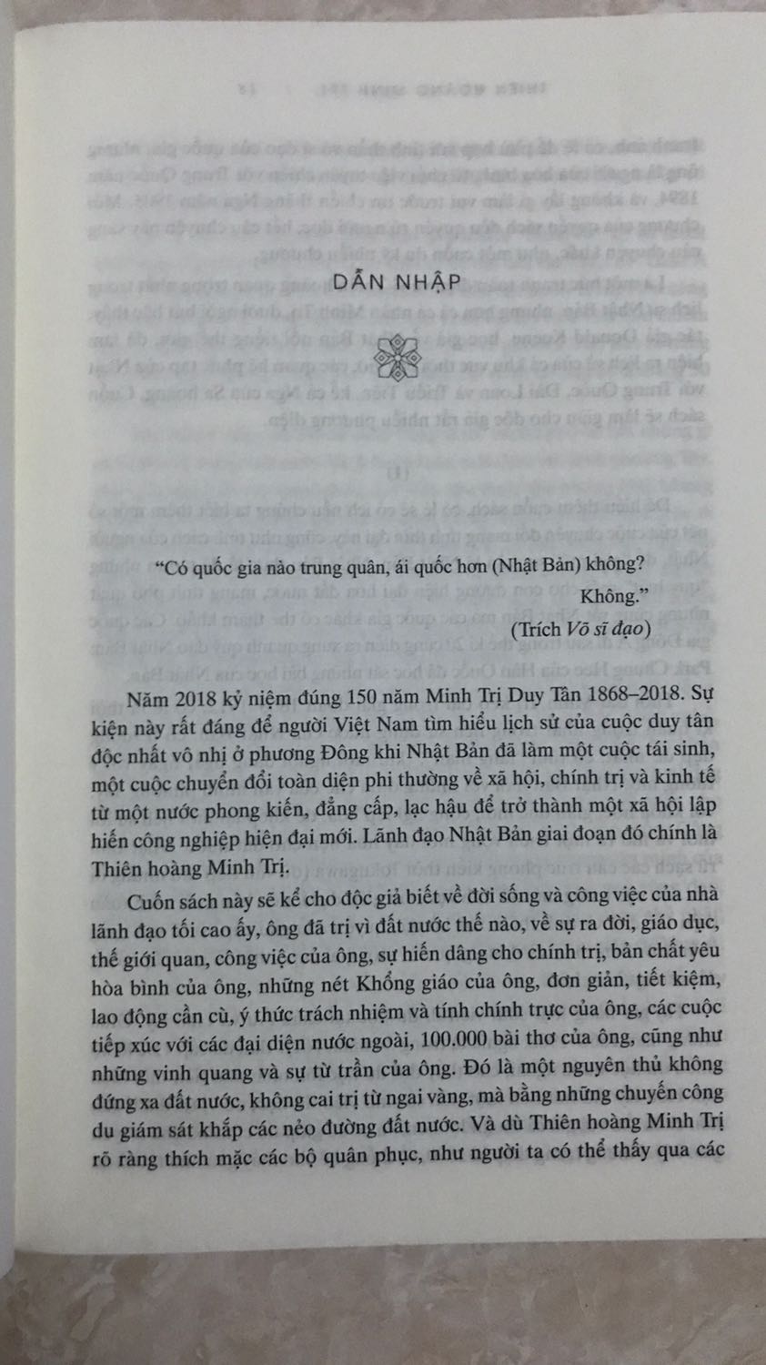 Nội dung sách hay nhưng lại là một trong số ít quyển của Đông A biên tập mình không thích, giấy khá mỏng, hiện chữ trang sau với phần chú thích ghi cuối mỗi chương rất bất tiện cứ phải lật qua lật lại xem, vậy nên cho 4 sao thôi