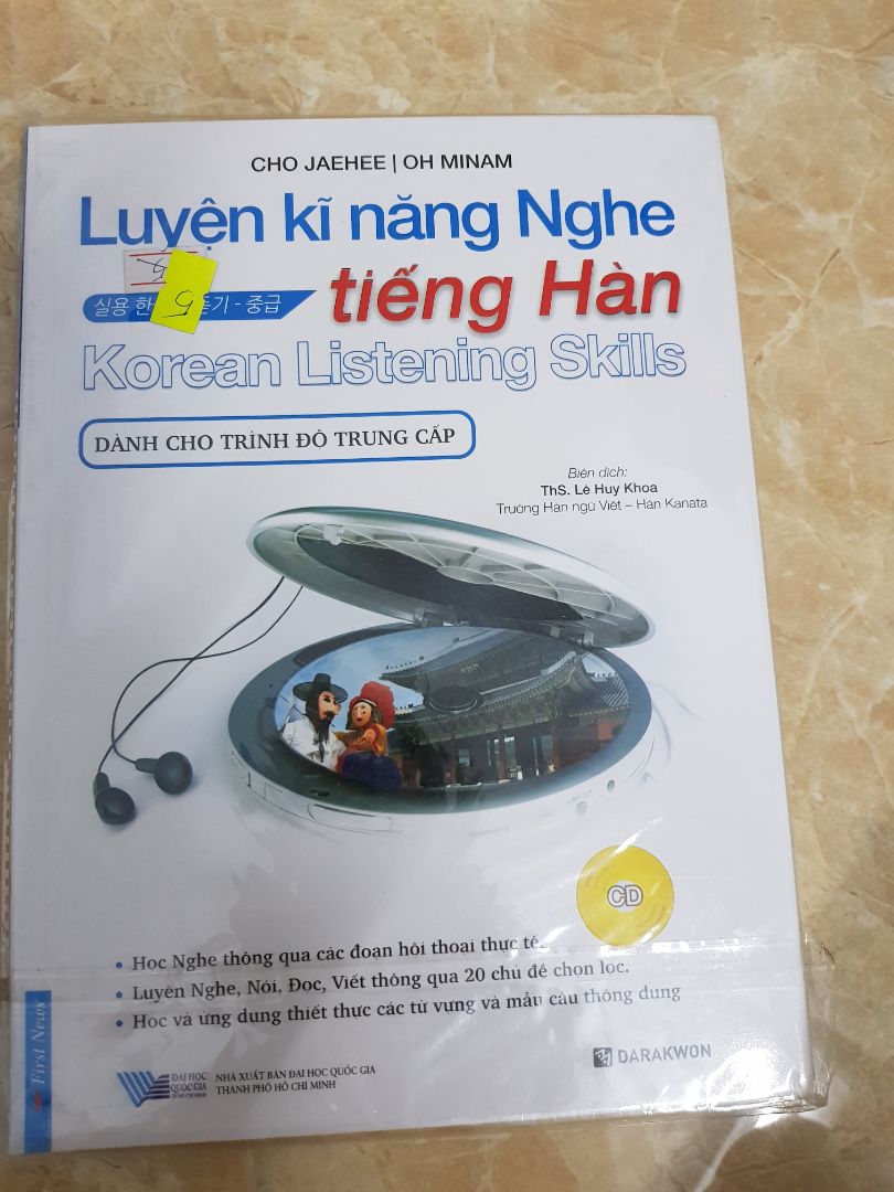 Nhân lúc tiki sale 50% + mã giảm giá, nên mua ngay vài quyển sách. Quyển này mình chỉ mới xem sơ qua thôi, nhưng thấy khá ổn. Mình nghe hơi tệ nên muốn tìm thêm quyển nghe ngoài mấy quyển topik thì gặp quyển này, mong là ok. Chất lượng giấy và bìa tốt hơn mấy quyển khác, chỉ có điều quyển này kèm CD nên hơi bất tiện.
Bên vận chuyển tệ, thùng hàng rách nhiều, may mà sách nguyên vẹn :))