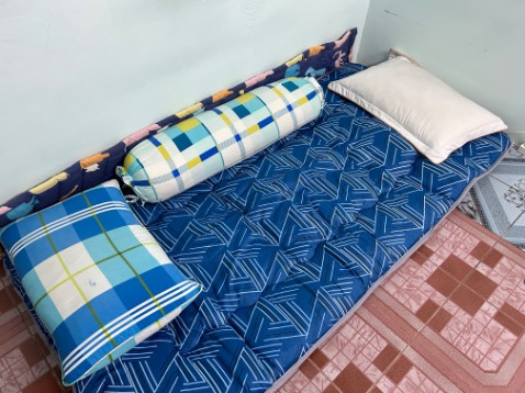 Một tấm nệm trải có thể nói là rất ok. Êm, dày dặn, vải mịn mượt, màu xanh đẹp. Nói chung là tốt. Chỉ có 1 băn khoăn là sử dụng 1 thời gian thì nó sẽ xẹp dần hay không thì lúc đó chắc cũng mua cái mới luôn là vừa :). Giao hàng Tiki rất nhanh, có thể nói là theo dõi từng giờ cập nhật liên tục nên mình chuẩn bị thời gian nhận hàng cũng tốt, chuyên nghiệp