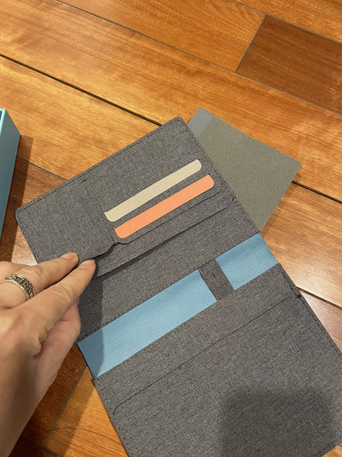 Cuốn sổ bé tí ti. Vỏ tạm được nhưng cũng vẫn là chưa xứng, còn bản thân cuốn sổ thì quá bình thường. Rất không đáng tiền. Cuốn sổ này mà không có vỏ bìa chỉ đáng 30k. Cả cuốn sổ, vỏ hộp 172k mắc quá