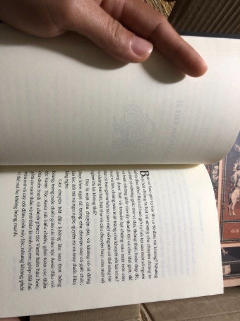 Sách nhỏ gọn, bìa đẹp, giấy đẹp, in ấn đẹp.