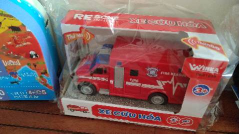 Xe khá đẹp, chắc chắn, có đèn led & âm thanh, có nút bấm mở vòi chữa cháy... khá ưng ý, con mình rất mê. Nếu mà mở đc cửa 2 bên buồng lái nữa thì hoàn hảo! Tạm thời 4* nhé!