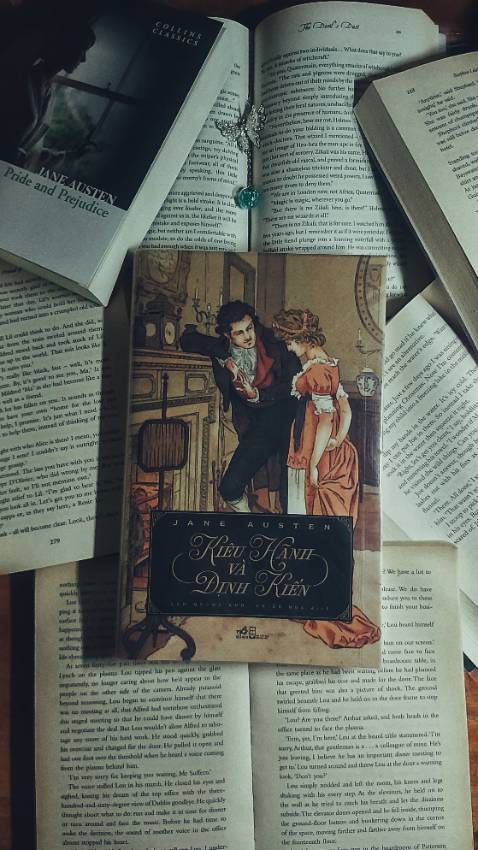**** có spoil 
" Kiêu Hãnh Và Định Kiến " là một tác phẩm kinh điển của nhà văn người Anh - Jane Austen. Tác phẩm được viết vào khoảng năm 1796 đến năm 1797 và được xuất bản vào năm 1813. Có thể nói dù đã hơn 2 thế kỷ trôi qua, nhưng " Kiêu Hãnh Và Định Kiến " vẫn luôn là một trong những tác phẩm văn học xuất sắc nhất mọi thời đại. Bằng tài năng và trí tuệ của mình, Jane Austen đã khắc họa cho người đọc một bối cảnh xã hội nước Anh vào cuối thế kỷ 18, nơi mà tiền tài danh vọng luôn được đặt lên hàng đầu, và được xem là thước đo địa vị của con người trong xã hội. 
Câu chuyện bắt đầu khi Bingley, một anh chàng trẻ tuổi với khối tài sản lớn ở miền Bắc nước Anh chuyển về sống ở Netherfield. Anh trở thành tâm điểm của cả vùng, và là đối tượng được nhiều gia đình nhắm đến cho những cô con gái của họ. Gia đình Bennet cũng không ngoại lệ. Bà Bennet sốt sắn tìm cách để gả một trong những đứa con gái của mình cho anh chàng Bingley. Sở dĩ bà luôn tìm kiếm tấm chồng cho các con vì theo luật thừa kế, tài sản của chồng bà sau khi ông mất chỉ được giao cho con trai, và đứa cháu họ của ông sẽ thừa hưởng tất cả. Vì thế việc quan trọng nhất đời bà là gả năm đứa con gái của bà cho những gia đình giàu có. Và đúng như mong ước của bà, anh Bingley đã tổ chức một buổi khiêu vũ để gặp gỡ và giao lưu với những cô gái trong vùng. Tại buổi khiêu vũ Bingley đã phải lòng Jane, chị cả của gia đình Bennet, anh say đắm vẻ đẹp của cô ngay từ lần đầu tiên. Ngoài Bingley, mọi người cũng chú ý đến một người khác, là bạn của Bingley. Darcy, một người có vẻ ngoài điển trai, cao ráo, lịch lãm, và dáng điệu cao quý. Mọi người bắt đầu ngưỡng mộ và truyền tai nhau về khối tài sản khổng lồ mà anh sở hữu còn nhiều hơn cả anh Bingley. Nhưng thái độ của họ đã thay đổi sau khi phát hiện Darcy là một người kiêu ngạo, cực kỳ cau có, khó gần, và luôn đặt mình cao hơn người khác. Bingley đã gợi ý Darcy khiêu vũ với Elizabeth, cô con gái thứ hai của nhà Bennet. Nhưng Darcy lại nhìn cô rồi bắt đầu chê bai rằng cô không đủ đẹp để thu hút anh. Thật không may Elizabeth đã nghe thấy tất cả và bắt đầu có ác cảm với Darcy. Tuy nhiên, sau đó Darcy bắt đầu chú ý đến Elizabeth, và say đắm đôi mắt màu sẫm lộ vẻ đẹp thông minh hiếm thấy của cô. Sau nhiều lần gặp gỡ, Darcy càng ngày càng say đắm Elizabeth, nhưng sự kiêu hãnh của anh vẫn luôn khiến cô cảm thấy ác cảm. Đỉnh điểm là sau khi cô biết Darcy là người chia rẽ tình cảm của Bingley và chị gái cô và là người gây nên nỗi bất hạnh cho anh chàng sĩ quan Wickham, cô càng căm ghét anh hơn. Điều Elizabeth không ngờ đến Darcy là lại ngỏ lời cầu hôn cô, và tất nhiên vì những ác cảm, những định kiến, cô đã từ chối thẳng thừng và nói những lời cay nghiệt với Darcy. Tưởng chừng như mối duyên đã kết thúc nhưng thật may vì Darcy đã rủ bỏ niềm kiêu hãnh của mình mà gửi thư cho Elizabeth để nói ra hết những suy nghĩ và tình cảm của mình. Bức thư đó đã khiến Elizabeth bắt đầu nhìn nhận lại mọi thứ và dần dần hiểu ra Darcy là một người tốt đẹp hơn vẻ ngoài kiêu ngạo của anh. Darcy không những không trách cô vì đã nói những lời cay nghiệt với anh, mà anh còn giúp đỡ gia đình cô tìm lại người em gái bỏ trốn, anh đã giúp đỡ họ rất nhiều trong khi sự việc chẳng liên quan gì đến anh. Chính vì những việc Darcy đã làm vì Elizabeth, cũng như cách anh đối xử với những người xung quanh, Elizabeth đã dần dần phải lòng Darcy. Cuối cùng tình yêu của họ đã vượt qua lòng kiêu hãnh và định kiến của những người xung quanh cũng như chính bản thân họ để đi đến một cái kết viên mãn. 
Ai trong chúng ta cũng có niềm kiêu hãnh và những định kiến riêng, nhưng có phải lúc nào niềm kiêu hãnh và định kiến cũng được đặt đúng chỗ không? Có những lúc chúng ta nhìn nhận về một người nào đó qua vẻ bề ngoài của họ, qua những lời nói, những tính cách mà họ bộc lộ, nhưng có ai dám chắc rằng liệu những nhìn nhận của chúng ta về họ là đúng đắn, hay tất cả chỉ là những định kiến của bản thân chúng ta mà thôi. Đôi khi chúng ta để cho niềm kiêu hãnh và định kiến quá lớn, chúng ta không thể nhìn thấy được những điểm tốt đẹp của người khác mà chỉ nhìn thấy những điểm xấu của họ và rồi chúng ta cho là đúng đắn, chúng ta dễ dàng nói ra những lời tổn thương đối phương mà không hề nghĩ đến hậu quả. Hãy để lòng kiêu hãnh nhún nhường và định kiến được giải tỏa, chúng ta sẽ có được kết cục tốt đẹp. 
" Kiêu Hãnh Và Định Kiến " chắc chắn là một trong những cuốn tiểu thuyết yêu thích nhất của mình. Mình khá ấn tượng với nhân vật Elizabeth. Không ngờ ở thế kỷ 18&19, nơi mà địa vị con người phụ thuộc vào khối tài sản mà họ có, phụ nữ chỉ mong mỏi được gả vào những gia đình giàu có để mong thay đổi cuộc đời, lại có một Elizabeth hoàn toàn khác biệt. Cô không giống như những người phụ nữ khác, mặc dù cô sinh ra trong gia đình thuộc tầng lớp trung lưu, chịu ảnh hưởng bởi người mẹ dân trí thấp, nhưng cô luôn giữ cho mình một niềm kiêu hãnh đúng mực, cô sẽ không lấy chồng chỉ vì mong muốn giàu sang. Elizabeth là một người phụ nữ thông minh và bản lĩnh, cô sẵn sàng đối mặt với những lời chê bai, những định kiến của xã hội, cô không cho rằng mình phải hạ thấp bản thân hay làm bất cứ điều gì vì người khác. Cũng chính vì sự khác biệt này, Elizabeth đã có cho mình một người chồng tuyệt vời. Mình cũng đã đổ đứ đừ anh chàng Darcy, vẻ lạnh lùng, kiêu ngạo của anh không là gì so với tính cách và sự tốt bụng của anh. Những việc Darcy làm đều thể hiện anh là một người rất tốt, anh rất trân trọng bạn bè, và luôn yêu thương bảo bọc cô em gái. Anh cũng đã vì tình yêu dành cho Elizabeth mà hạ thấp cái tôi, lòng kiêu hãnh để nói ra những lời thật lòng. Ngoài ra, có một vài nhân vật mình cực kỳ không thích, như là cô em gái Lydia, những việc Lydia làm đã khiến cho gia đình Bennet khổ sở và bị khinh miệt nặng nề. Những điều Lydia làm cũng do sự vô tâm của ông bà Bennet khi đã không dạy dỗ con đúng cách. Còn có Wickham, một kẻ vẻ bề ngoài hiền lành tốt bụng, nhưng tâm địa nham hiểm, nói dối trắng trợn, không phải lúc nào con người cũng tốt như cách họ thể hiện. 
Mặc dù mình rất thích tác phẩm này, nhưng mình không thể cho tác phẩm này 10đ, vì các nhân vật phụ khá nhiều nên các cảnh của cặp chính hơi ít, mình ước gì Elizabeth và Darcy có nhiều cảnh hơn. Chung quy thì đây là một tác phẩm lãng mạn kinh điển mà ai cũng nên đọc một lần.
