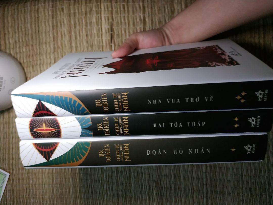 - Tiki giao hàng siêu nhanh. Đặt hôm trước là hôm sau giao hàng luôn.
- Đóng gói sản phẩm hơi sơ sài. Bộ 3 quyển được đặt trong hộp có bọc giấy bóng mỏng, không có đệm lót gì, nhưng rất may khi nhận hàng sách rất đẹp. Các góc cạnh không bị bóp méo hay quăn.
- Chất lượng sách mình rất hài lòng. Giấy ngà ngà vàng, đọc không bị mỏi mắt. Giấy không quá mỏng đâu ạ. Rất xịn xò
- Giá cả trên Tiki còn rẻ hơn cả sách fake các
 bạn vẫn đăng bán. Mình apply được mã, nên giá rất rẻ, ngang với mua sách cũ luôn ?
- Nội dung sách thì khỏi phải bàn, quá kinh điển rồi ạ. Tuy một số địa danh dịch sang Tiếng Việt nhưng giọng văn vẫn khá mượt. Một số quyển Harry Potter xuất bản đầu tiên mình đọc địa danh, tên nhân vật đều phiên dịch sang Tiếng Việt. Nên giờ mình đọc quyển này không thấy cấn hay vấn đề gì ạ
Vote 5 sao. Chất lượng và giá cả sách trên cả tuyệt vời ?