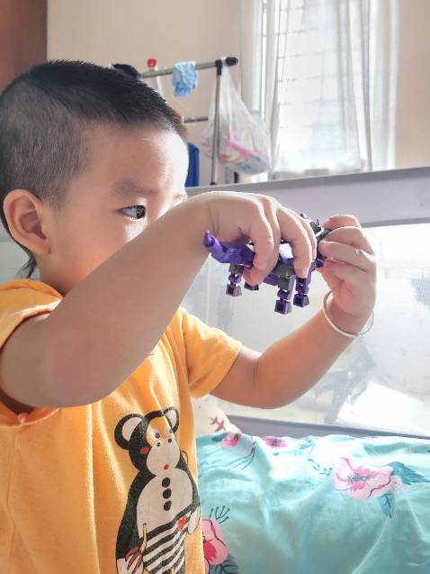 Đóng gói đẹp, hộp rất xịn, làm quà tặng là đẹp hết ý, mới ráp thử bộ số 1, đủ mảnh luôn, bé rất thích, bé mới 3 tuổi nên chưa tự ráp được nhưng hy vọng lớn lên bé sẽ mê ráp mấy món này giống mình.