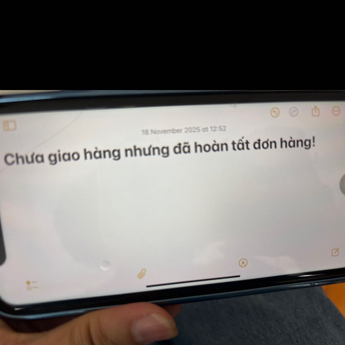 Giao hàng sai mô tả, đặt hàng màu đỏ giao màu đen. Đã hoàn hàng và yêu cầu giao lại màu đỏ, xong lại ship sang màu đen. Không hiểu nhân viên có tập trung lúc đang làm việc không vậy trời????