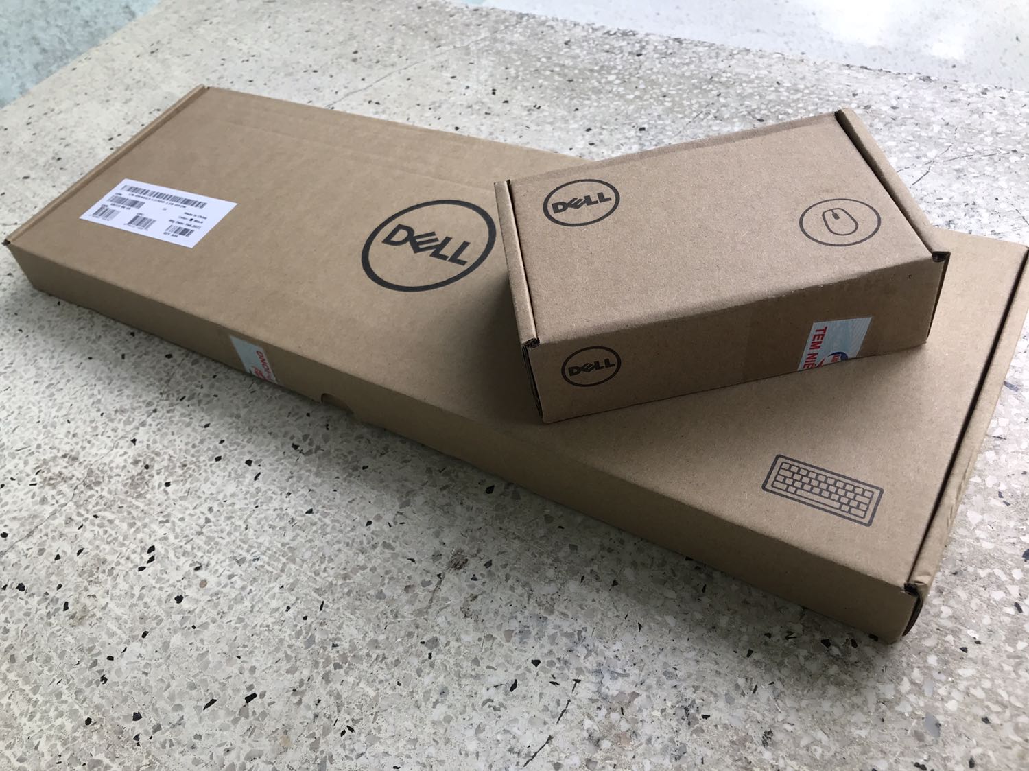 Cập nhật: Sau khi vô tình nhấn vào cái chuông nhỏ xíu của app mới thấy có thông báo là đơn hàng gặp trục trặc từ Tiki, được xin lỗi và tặng mã giảm giá (không biết bao nhiêu vì chưa sử dụng). Nên mình nâng từ 1 sao lên 5 sao.

Bàn phím bấm nhạy, êm và không gây tiếng ồn. Độ bền như thế nào thì chưa biết nhưng tốt trong tầm giá phù hợp cho dân văn phòng.

Trải nghiệm lần đầu mua hàng tại Tiki Trading là cực kỳ tệ. Đặt mua sản phẩm hôm thứ 6 (19/11). Trong khi đơn hàng từ các nhà bán khác đã được xử lý thì Tiki Trading treo đơn hàng của khách.

Liên hệ hỗ trợ thì chỉ nhận được câu trả lời là bảo chờ và không huỷ đơn được.

Sau đó, Tiki tự huỷ đơn hàng và báo hoàn tiền. Đến nay tiền vẫn chưa vào lại tài khoản.

Về sản phẩm: Sau khi đặt mua lại bằng đơn mới thì nhận được sản phẩm trễ hơn 2 ngày so với dự kiến. 

Sản phẩm đóng gói kỹ, hộp bao bì không bị móp. Tuy nhiên sản phẩm đã bị mở để dán tem bảo hành từ nhà bán.

Sản phẩm là hàng chính hãng, được sản xuất vào tháng 2/2021. 

Mua sản phẩm vào ngày 23/11/2021. Tem bảo hành để ngày 6/11/2021.