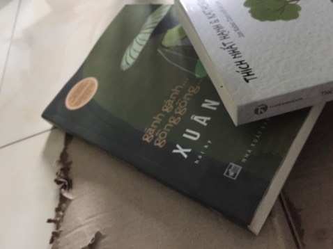 Mình thông cảm với bạn shipper trời mưa giao hàng vất vả nên vẫn đánh giá cao! Tuy nhiên lần này đóng gói và nhận hàng không tốt! Mong Tiki lưu ý trải nghiệm của khách hàng giúp mình với! Nếu là hàng mang tặng nữa thì quá buồn đó ạ! Sách mưa thấm hết các góc và bìa phải sấy để không bị bong ra...