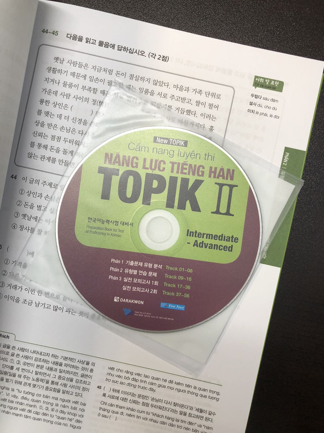 Sách đẹp, không bị móp méo hay nhăn góc. Có kèm CD cho bài nghe. Sách hướng dẫn chi tiết mỗi câu trong đề thi TOPIK II, phù hợp cho bạn nào tự luyện thi mà chưa biết cấu trúc đề thế nào. Sách đẹp, không bị móp méo hay nhăn góc. Có kèm CD cho bài nghe. Sách hướng dẫn chi tiết mỗi câu trong đề thi TOPIK II, phù hợp cho bạn nào tự luyện thi mà chưa biết cấu trúc đề thế nào.