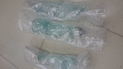 Chai thiết kế hơi thô và hơi sần xùi không đều nhau, loại thủy tinh hơi đục chứ không trong lắm.... đặt 10 chai bị vỡ hết 3 chai trong quá trình vận chuyển : (