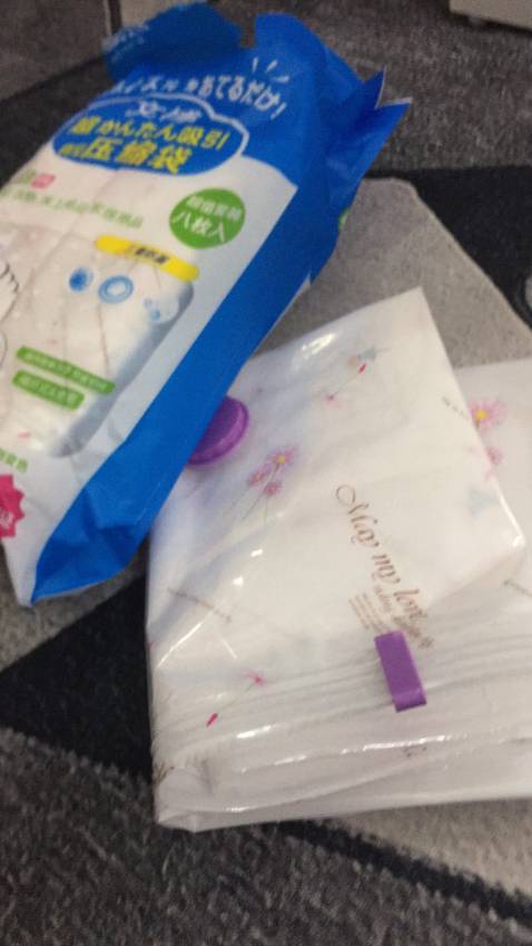 Đóng gói hàng rất cẩn thận, đủ hàng và dùng rất tốt .chưa bao giờ tôi thấy mọi thứ gọn hàng đến thế. cảm ơn shop rất nhìu. Mình mới nhận hôm qua, đánh giá liền sản phẩm này cho shop vì quá thích. Mình nhận là đủ 8 chiếc, đúng mô tả. có điều bơm tay thấy hơi mệt chút nhưng rẻ và rất chất lượng, các bác nào nhà có máy hút bụi thì có thể hút lại nhanh hơn, ko cần bơm, nên cũng nhẹ nhàng. Chăn gối thì dồn vào rồi hút, bỏ gọn vào được chứa đồ được nhiều. mình cứ băn khoăn mấy loại túi hút này, nay cầm tận tay dùng thử thấy chất lượng khá tốt. mình thì thích túi to hơn, để đựng cho nhiều, tuy nhiên mỗi kích thước mỗi size sẽ phù hợp cho từng gia đình, có điều đừng để vật nhọn vào thì dùng có mà bền mãi. Thấy phòng ốc gọn gang hơn, đồ đạc cho vào trong tủ đỡ bị bừa bộn nên khá an tâm!! 
Cho shop 5 sao, tôi sẽ ủng hộ trong các lần tiếp của sp này!