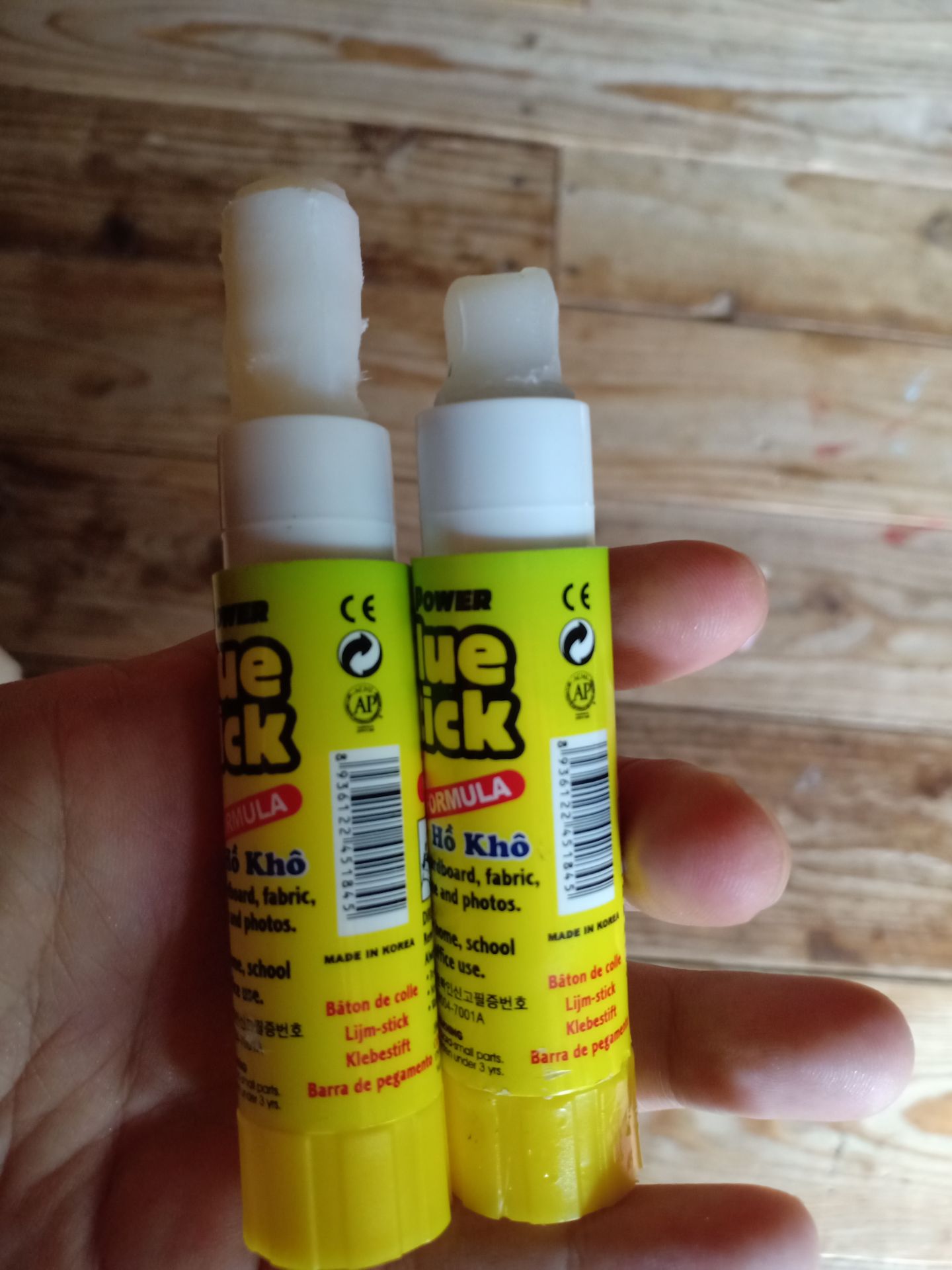 hàng kém chất lượng. mua 3 lọ hồ thì 1 lọ mất nắp, 1 lọ mốc. yêu cầu được trả lại hàng. đây là hình ảnh lúc vừa nhận đc hàng.