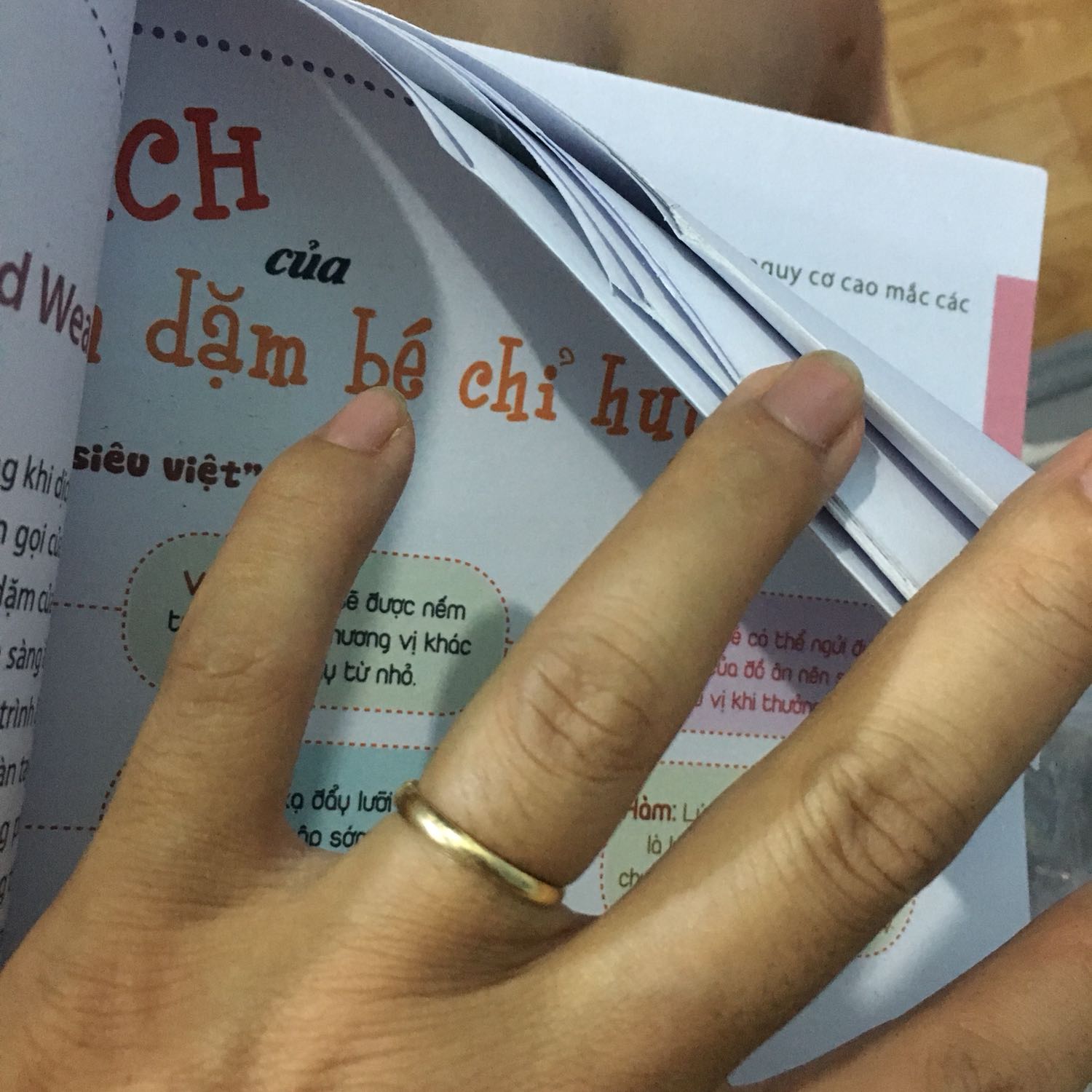 Sách giao tuy bọc rất kỹ nhưng sách cắt còn dính các trang, mực tèm lem các trang sách, vì đây là sách màu mà nhận sách rất khó chịu vì chất lượng quyển sách. Chỉ muốn đem trả ngay. Sách giao tuy bọc rất kỹ nhưng sách cắt còn dính các trang, mực tèm lem các trang sách, vì đây là sách màu mà nhận sách rất khó chịu vì chất lượng quyển sách. Chỉ muốn đem trả ngay.